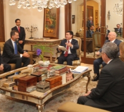El Príncipe durante el encuentro con el presidente electo, Horacio Carte, al que también asistió el embajador de España en Paraguay, el secretario de 